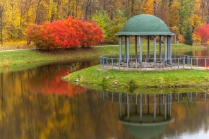 Осенние цвета в парке с прудом и беседкой