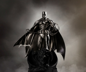 Бэтмен на вершине статуи