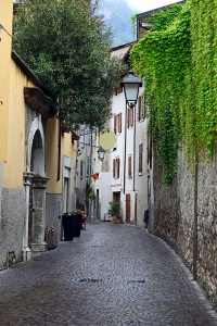 Вид на узкую улочку в Арко. Северная Италия
