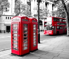 Символы Лондона: телефонные будки и автобус в движении