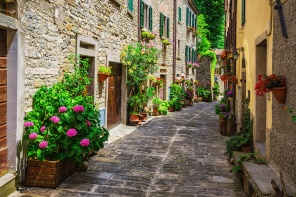 Итальянская улица в маленьком провинциальном городке Европы