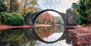 Уникальный круглый мост в парке Кромлау