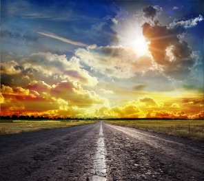 Старая дорога на фоне красивого неба