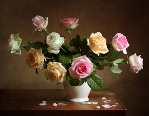 Натюрморт с разноцветными розами