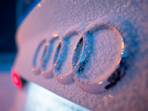 Заснеженный логотип Audi крупным планом