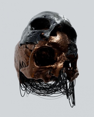 Современная скульптура с черепами