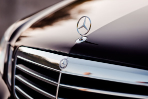 Логотип Mercedes и передняя решетка автомобиля