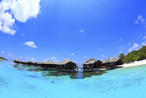 Панорамное изображение бунгало на воде. Мальдивы