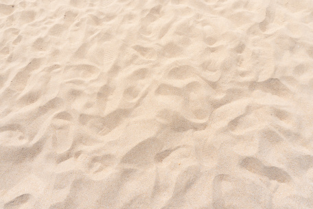 Следы на песчаном пляже
