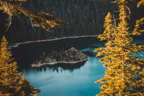 Синее озеро окруженное горами