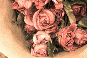 Букет из розовых роз в винтажном стиле
