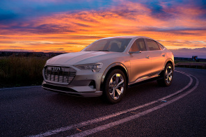 Audi e-tron Sportback на фоне заката