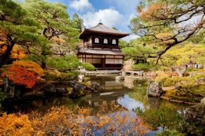 Золотой павильон в парке Киото, Япония