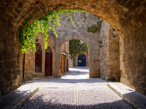 Средневековая арочная улица в Старом городе Родоса. Греция