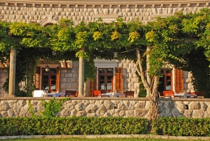 Прекрасный вид с открытой террасы ресторана. Италия