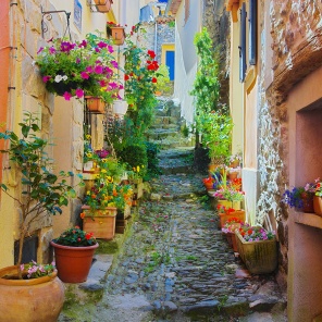 Красочная и узкая улица в поселке Прованс