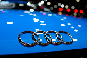 Эмблема на передней части синего Audi
