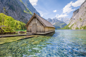 Удивительный вид на озеро и горы в национальном парке Германии