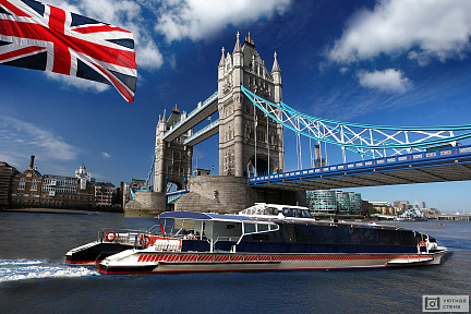 Фотообои Британский флаг на фоне Тауэрского моста. Лондон. Англия