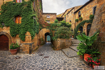 Улочка с аркой в городе Баньореджо. Лацио. Италия