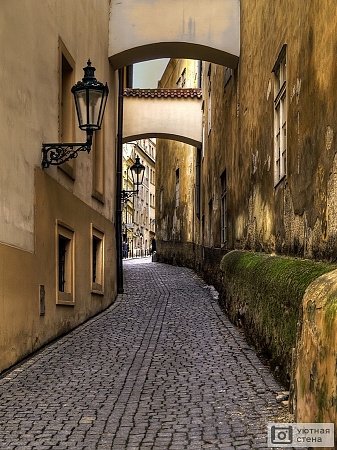 Узкая улица с аркой в Праге. Чехия