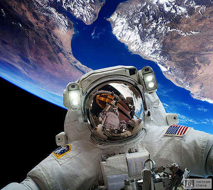 Космонавт на фоне поверхности Земли