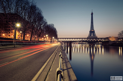 Фотообои Вид с набережной ночного Парижа на Эйфелеву башню. Франция