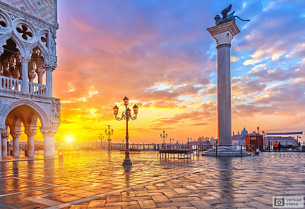 Фотообои Закат на площади в Венеции. Италия