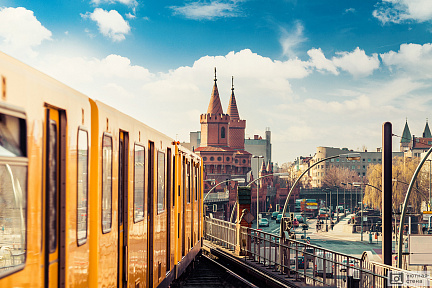 Фотообои Желтые поезда Берлина