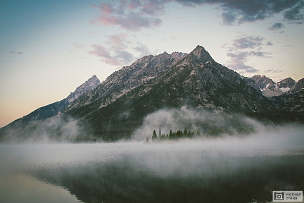 Стелящийся туман над озером