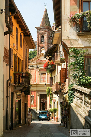 Аллея старого центра города в Риволи. Турин. Италия