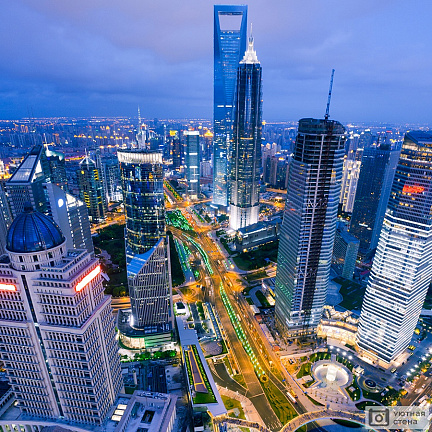 Вид сверху на ночной Шанхай. Китай