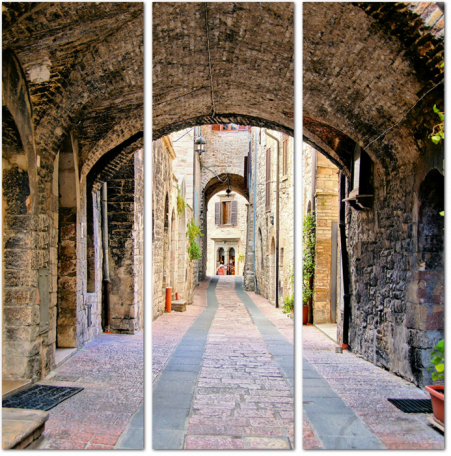 Арочные средневековые улицы в городе Ассизи. Италия