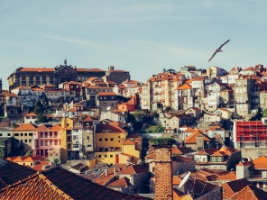 Крыши домов города Порту. Португалия