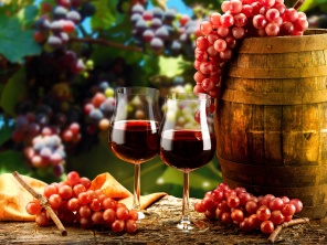 Бокалы с вином на фоне виноградника