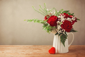 Романтический букет с розами и белой мимозой