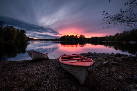Розовый закат на озере