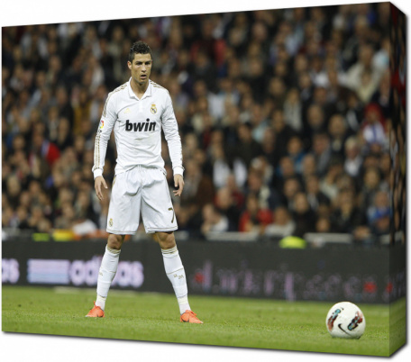 Футболист Реал Мадрида Рональдо бьет пенальти