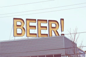 Вывеска со словом Beer
