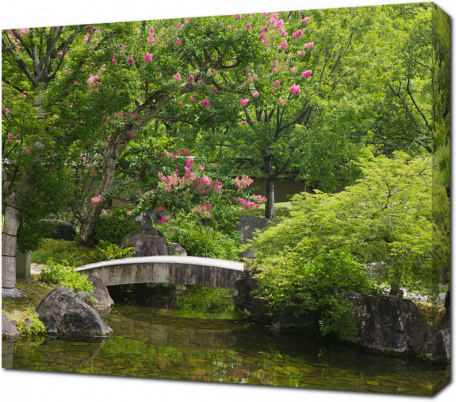 Каменный мост в японском саду