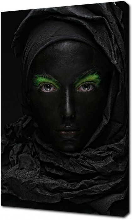Арт фото женщины с черным лицом