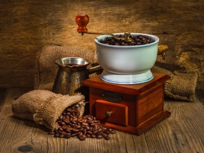 Кофейные зерна в мешке и кофемолка