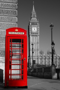 Телефонная будка на фоне Вестминстерского дворца Лондона