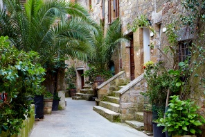 Узкий переулок с пальмами в итальянском городе