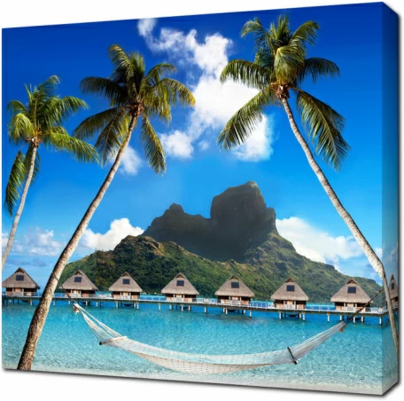 Пальмы с гамаком на фоне большой скалы. Бора-Бора