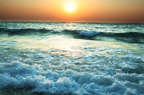 Закат на море с волнами
