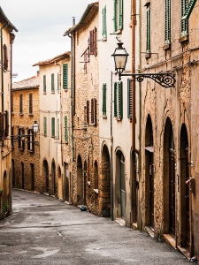 Узкая улочка в Тоскане. Италия