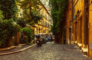Старая улица в Риме, Италия