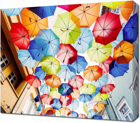 Разноцветные зонты над улочкой