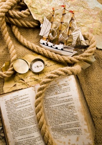 Макет корабля, старинная книга, веревка и компас